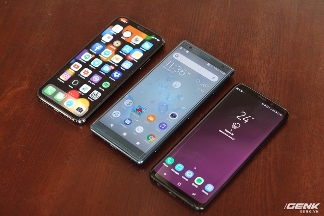  So sánh với các mẫu smartphone cao cấp khác, viền màn hình của Xperia XZ2 vẫn dày hơn 