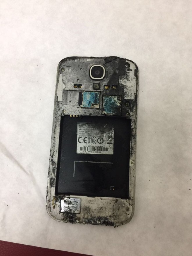  Kể cả khi điện thoại bị cháy xem như thế này mà thẻ nhớ vẫn còn nguyên thì dữ liệu trong đó nhiều khả năng vẫn còn lấy lại được. 