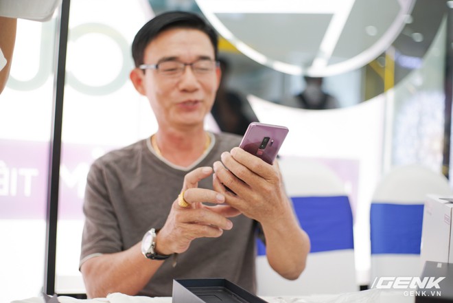  Chú Tài là một trong những người đầu tiên sở hữu Samsung Galaxy S9 phiên bản tím Lilac 