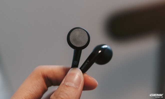  Tai nghe ear-bud MH410c cũng chỉ dừng ở mức vừa đủ dùng. Nếu quan tâm tới chất lượng nhạc thì bạn nên đổi sang một loại tai khác. 