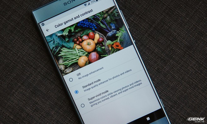  Không được tích hợp công nghệ X-Reality for Mobile như đàn anh cao cấp nhưng Sony vẫn ưu ái thêm vào hai chế độ màu là Standard và Super-Vivid để bạn lựa chọn. Tính năng này giờ hoạt động liên tục trong mọi ứng dụng chứ không còn kén chọn như trước nữa. 