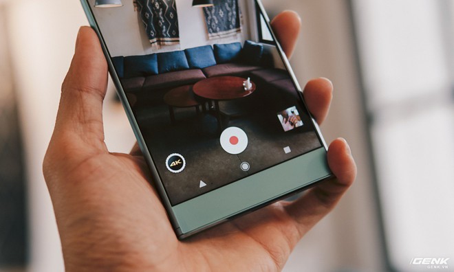  Xperia XA2 cũng là chiếc smartphone hiếm hoi trong phân khúc 6 triệu đồng có thể quay video 4K, hỗ trợ cả chống rung SteadyShot nhờ sức mạnh của Snapdragon 630. 