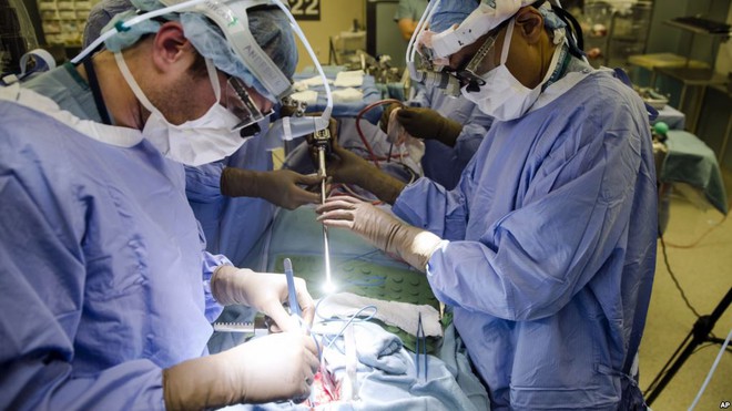  Tiến sĩ Sunil Singhal (bên phải) trong một ca phẫu thuật 