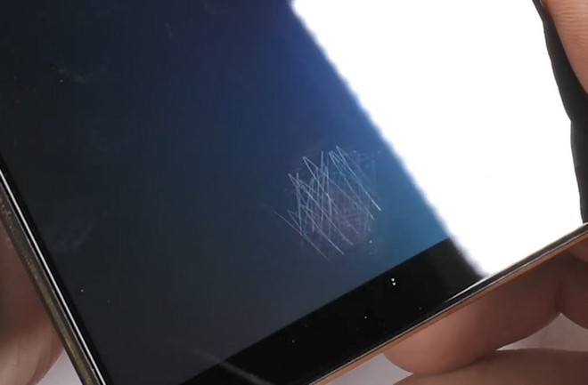  Cào nhẹ ở vị trí cảm biến vân tay dưới màn hình không khiến Vivo X20 Plus bị khuất phục 