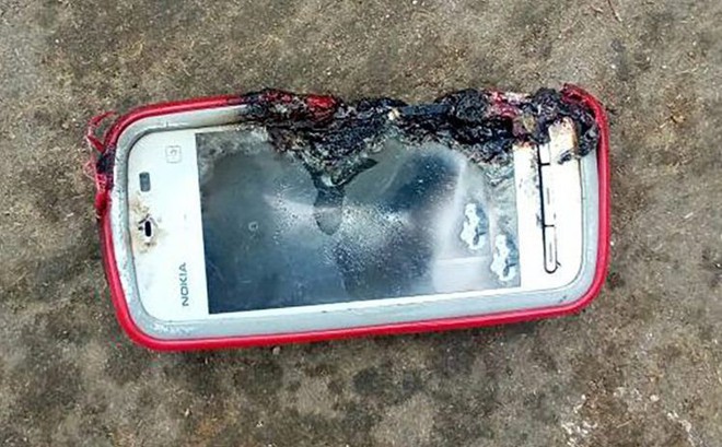 Điện thoại Nokia phát nổ khiến một cô gái 18 tuổi ở Ấn Độ thiệt mạng - Ảnh 1.
