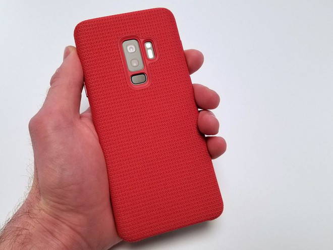  Điểm đáng chú ý đầu tiên ở case Hyperknit chính là màu đỏ nổi bật và không hề có logo Samsung. 
