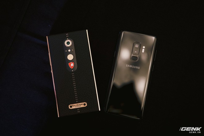  Khi đặt Alpha One cạnh Galaxy S9 , ta sẽ thấy ngay sự khác biệt giữa hai thiết bị. 
