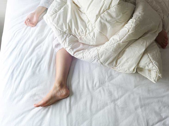 
Để chân ngoài chăn có thể giúp bạn ngủ ngon hơn
