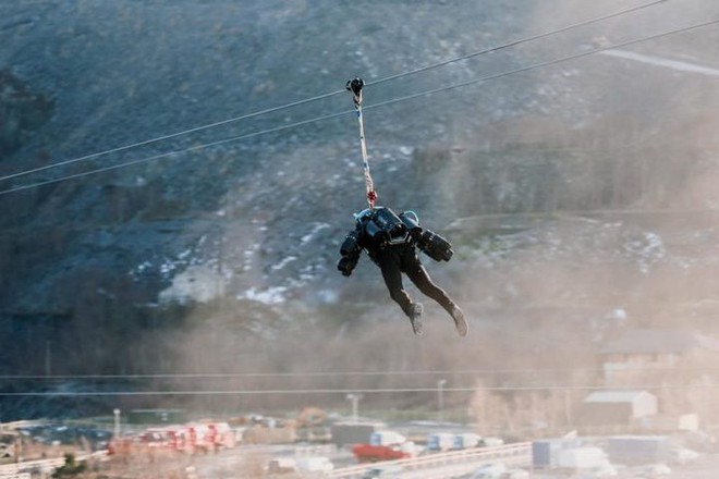 Bộ giáp Iron Man đời thực lập kỷ lục bay trên đường trượt zipline dài nhất Châu Âu - Ảnh 3.