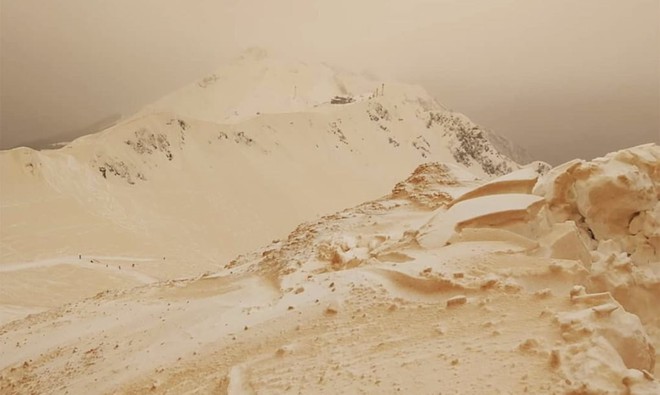 Tuyết màu cam khiến nhiều vùng núi ở Đông Âu trông không khác gì sao Hỏa - Ảnh 1.