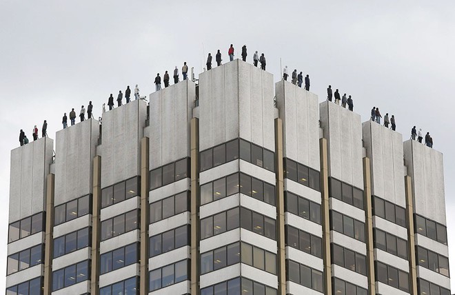 Một họa sĩ dựng 84 bức tượng lên nóc nhà cao tầng, câu chuyện phía sau cho thấy đàn ông mong manh đến mức nào - Ảnh 4.