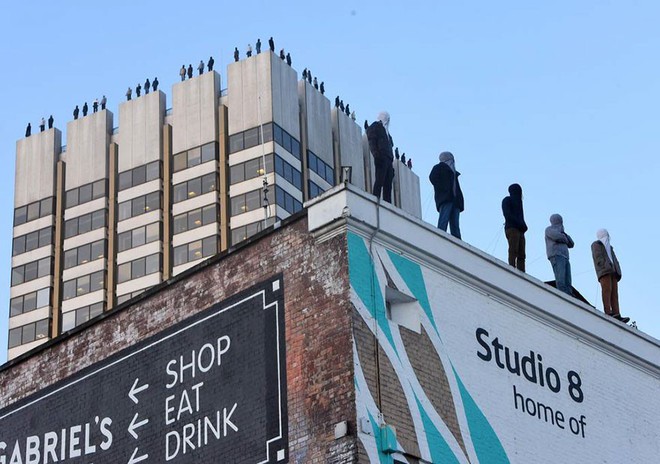 Một họa sĩ dựng 84 bức tượng lên nóc nhà cao tầng, câu chuyện phía sau cho thấy đàn ông mong manh đến mức nào - Ảnh 6.