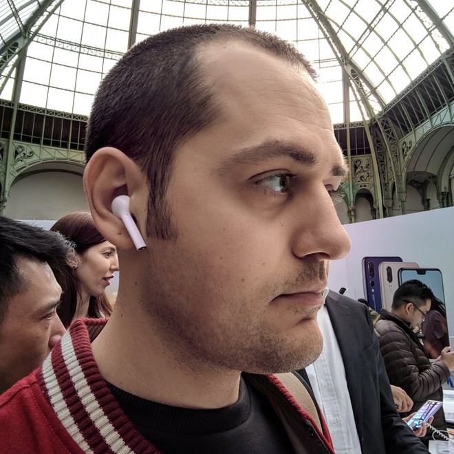 Huawei trình làng tai nghe không dây FreeBuds, giá ngang Apple AirPods nhưng pin trâu hơn gấp đôi - Ảnh 2.