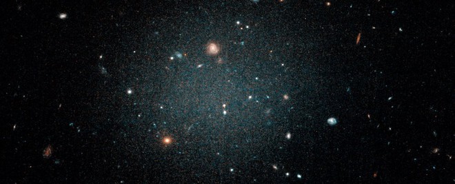 Phát hiện ra ngân hà gần như không có vật chất tối, giới thiên văn học đau đầu không hiểu tại sao - Ảnh 1.