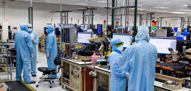  Hình ảnh nhân viên tại một nhà máy sản xuất linh kiện cho iPhone X ở Texas 