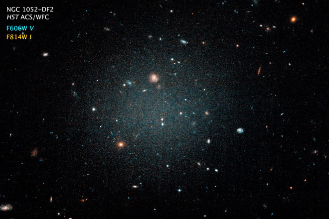 Phát hiện ra ngân hà gần như không có vật chất tối, giới thiên văn học đau đầu không hiểu tại sao - Ảnh 2.