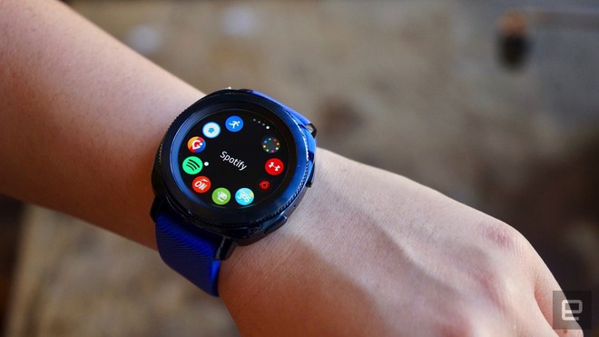  Một mẫu đồng hồ thông minh khác cũng được nhiều người biết đến là Samsung Gear Sport. Mẫu đồng hồ thông minh thể thao này phù hợp cho cả nam và nữ. Khác với các phiên bản trước, mẫu đồng hồ mới này sở hữu mặt đồng hồ màu xanh lam tuyệt đẹp, nổi bật khi đeo ở cổ tay người dùng. Mặt đồng hồ rộng 42,9mm, dày 20mm khá vừa vặn với chị em. Bên cạnh các chức năng giống như những mẫu đồng hồ thông minh khác, Samsung Gear Sport có phần nhỉnh và nổi bật hơn nhờ phần mềm offline Spotify streaming độc quyền. Ứng dụng này cho phép người dùng thưởng thức âm nhạc từ thiết bị trên cổ tay thông qua kết nối Wi-Fi hoặc LTE.Sản phẩm có nhiều lựa chọn về chất liệu dây đeo như silicone, da và nato. Giá của mẫu đồng hồ thông minh này là 320 USD (khoảng 7,2 triệu đồng). 