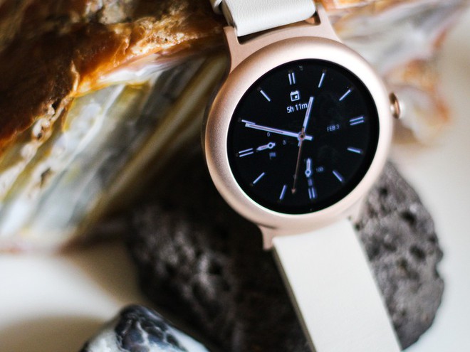  LG Watch Style luôn nằm trong danh sách các mẫu đồng hồ thông minh đáng sở hữu do chị em phụ nữ bình chọn. Mẫu đồng hồ này giữ sự đơn giản trong cả thiết kế và tính năng và là một trong số ít các mẫu đồng hồ thông minh nhẹ nhàng phù hợp với mẫu phụ nữ ưa sự tối giản.Vẻ bề ngoài nhỏ nhẹ, chỉ dày 10.8 mm đi kèm màn hình P-OLED đường kính 1.2inch. Nếu như cổ tay người phụ nữ của bạn không thể vừa với Apple Watch Series hay các mẫu bên trên thì LG sẽ là sự lựa chọn tốt nhất. Hiện sản phẩm đang được bán với mức giá 290 USD (khoảng 6,5 triệu đồng). 