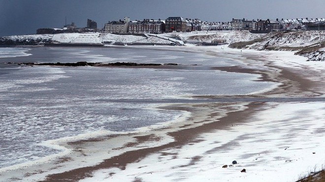 Hình ảnh bão tuyết Emma quần thảo dữ dội khiến nước Anh tê liệt - Ảnh 8.