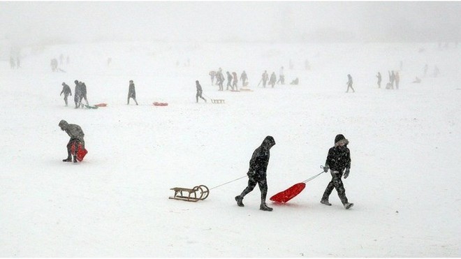 Hình ảnh bão tuyết Emma quần thảo dữ dội khiến nước Anh tê liệt - Ảnh 9.