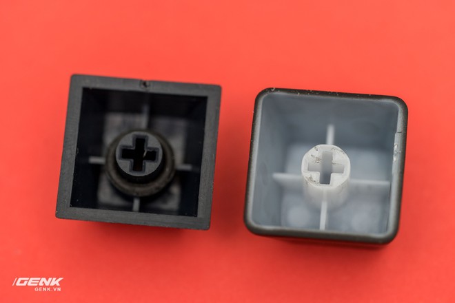 
Keycap của bàn phím Leopold 750r (trái) và Corsair K63 Wireless (phải)
