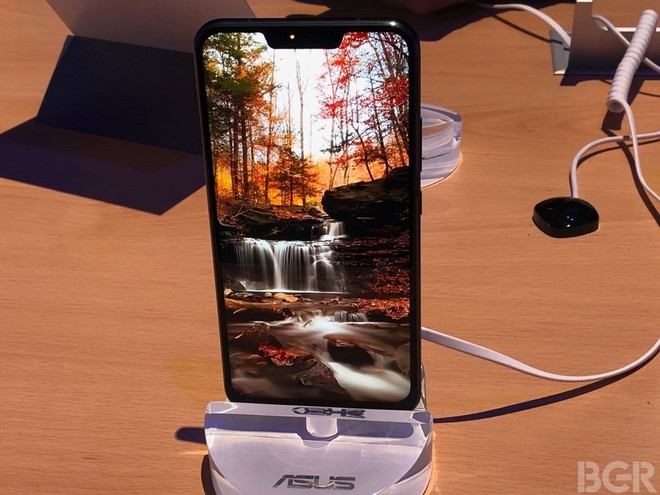  Đá đểu Apple nhưng cuối cùng Asus vẫn phải học theo kiểu thiết kế tai thỏ của iPhone X. 