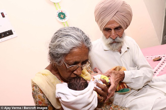  Bà Daljinder Kaur và chồng chào đón đứa con đầu lòng khi đã hơn 70 tuổi 
