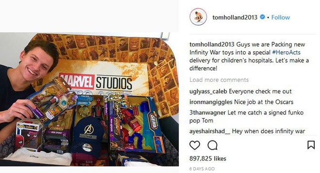  Diễn viên Tom Holland đăng trên instagram bức ảnh anh đang cầm món đồ chơi người nhện với 4 chiếc chân gắn ở lưng 