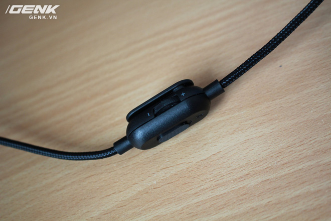  Cũng giống như G433, nút cuộn tăng giảm âm thanh được bố trí ở trên dây nối thay vì ở trên củ tai. 