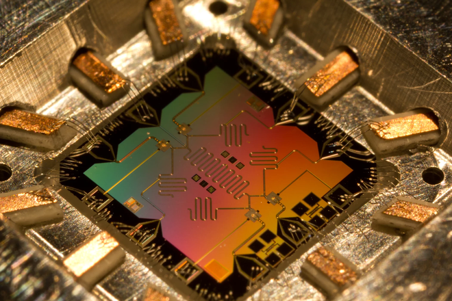 Google công bố chip lượng tử Bristlecone 72-qubit mạnh nhất thời điểm hiện tại, tự tin rằng mình sẽ đạt được Ngôi vương Lượng tử - Ảnh 1.