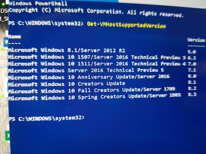  Màn hình Windows PowerShell trên Windows 10 Redstone 5 cho thấy tên gọi Spring Creators Update 