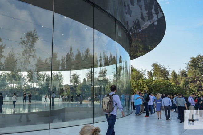 Toàn bộ Apple Park có thiết kế kính là chủ đạo.