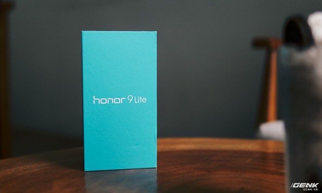  Hộp máy mang phong cách tối giản với chất liệu giấy tái chế, phủ lên màu xanh dương sáng và dòng chữ Honor 9 Lite. 