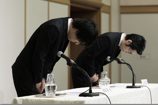  Chủ tịch Koichiro Wad và CEO Yusuke Otsuka của Coincheck đã cúi đầu xin lỗi trong một cuộc họp báo ngày 8 tháng 3. 