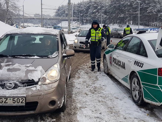 Cảnh sát giao thông Lithuania dừng xe tài xế nữ... để tặng hoa nhân ngày 8/3 - Ảnh 1.