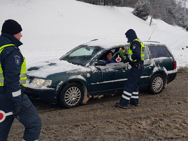 Cảnh sát giao thông Lithuania dừng xe tài xế nữ... để tặng hoa nhân ngày 8/3 - Ảnh 2.
