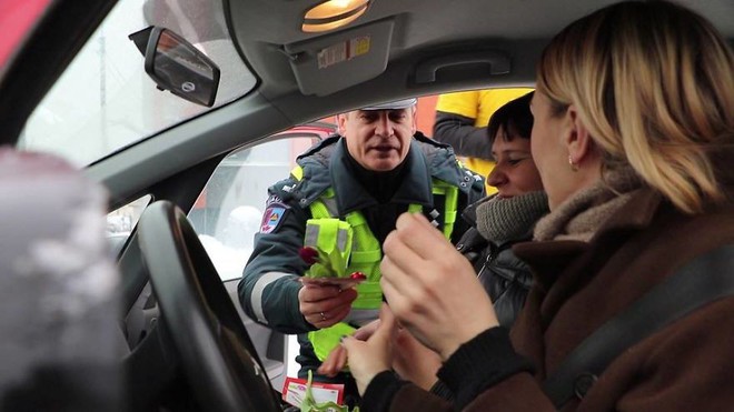 Cảnh sát giao thông Lithuania dừng xe tài xế nữ... để tặng hoa nhân ngày 8/3 - Ảnh 4.