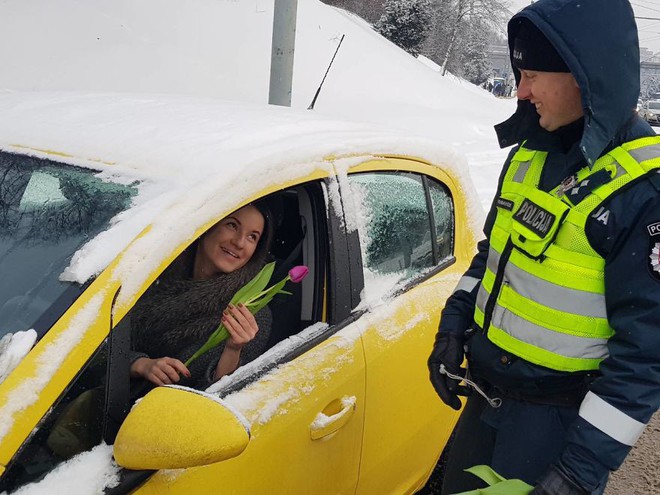 Cảnh sát giao thông Lithuania dừng xe tài xế nữ... để tặng hoa nhân ngày 8/3 - Ảnh 5.