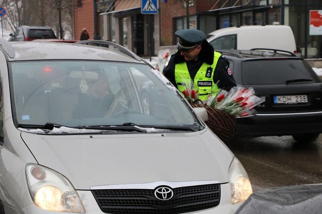 Cảnh sát giao thông Lithuania dừng xe tài xế nữ... để tặng hoa nhân ngày 8/3 - Ảnh 6.