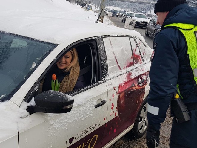 Cảnh sát giao thông Lithuania dừng xe tài xế nữ... để tặng hoa nhân ngày 8/3 - Ảnh 7.
