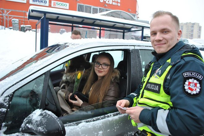 Cảnh sát giao thông Lithuania dừng xe tài xế nữ... để tặng hoa nhân ngày 8/3 - Ảnh 9.