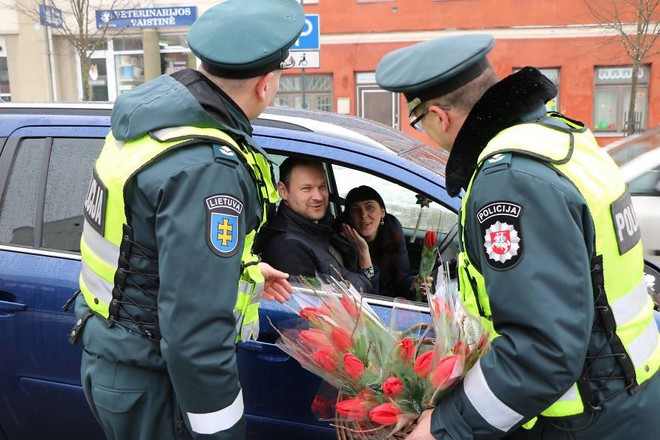 Cảnh sát giao thông Lithuania dừng xe tài xế nữ... để tặng hoa nhân ngày 8/3 - Ảnh 10.