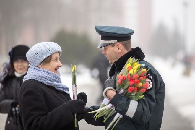 Cảnh sát giao thông Lithuania dừng xe tài xế nữ... để tặng hoa nhân ngày 8/3 - Ảnh 11.