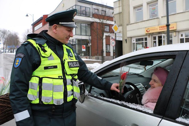 Cảnh sát giao thông Lithuania dừng xe tài xế nữ... để tặng hoa nhân ngày 8/3 - Ảnh 15.