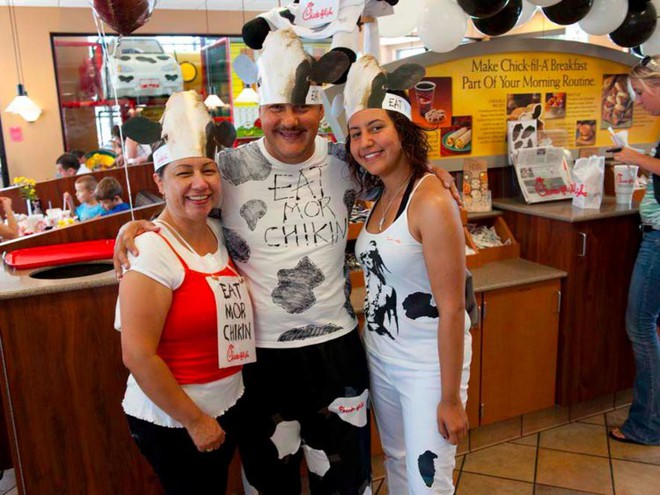  Chick-Fil-A Appreciation Day 2017 tặng đồ ăn miễn phí cho khách hàng mặc trang phục bò sữa. 