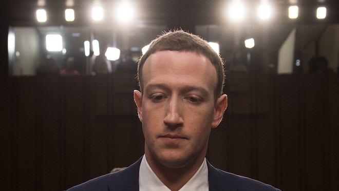  Khuôn mặt khá căng thẳng của Mark Zuckerberg khi bắt đầu phiên điều trần. 