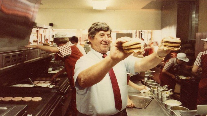 McDonald’s kỷ niệm 50 năm Big Mac bằng BST đồng hồ G-SHOCK, mũ New Era và lọ sốt - Ảnh 1.