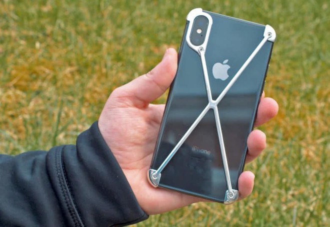 Xuất hiện loại ốp lưng cực dị trên Indiegogo: Vừa phô diễn được vẻ đẹp của iPhone X, vừa bảo vệ chiếc điện thoại khi đánh rơi - Ảnh 1.