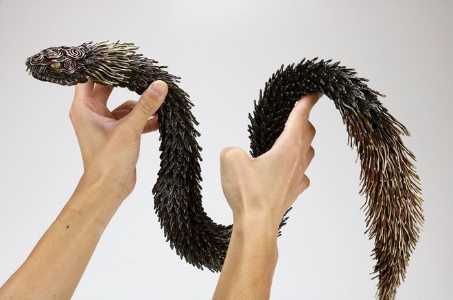 Ấn tượng với kỹ thuật uốn dây đồng tạo nên những tác phẩm điêu khắc cực ấn tượng của nghệ sỹ người Nhật - Ảnh 5.