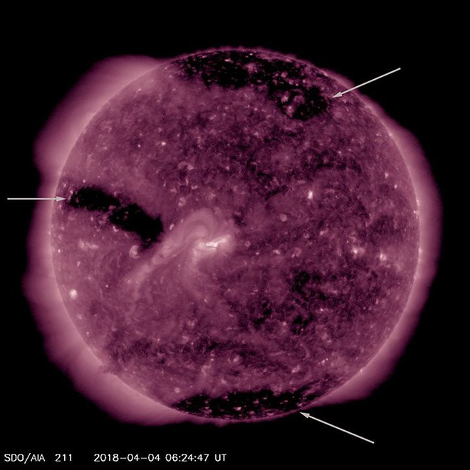 Xuất hiện ba lỗ tròn nhỏ mới trên bề mặt Mặt Trời, tạo ra bão địa từ cấp độ nhẹ hướng tới Trái Đất - Ảnh 2.
